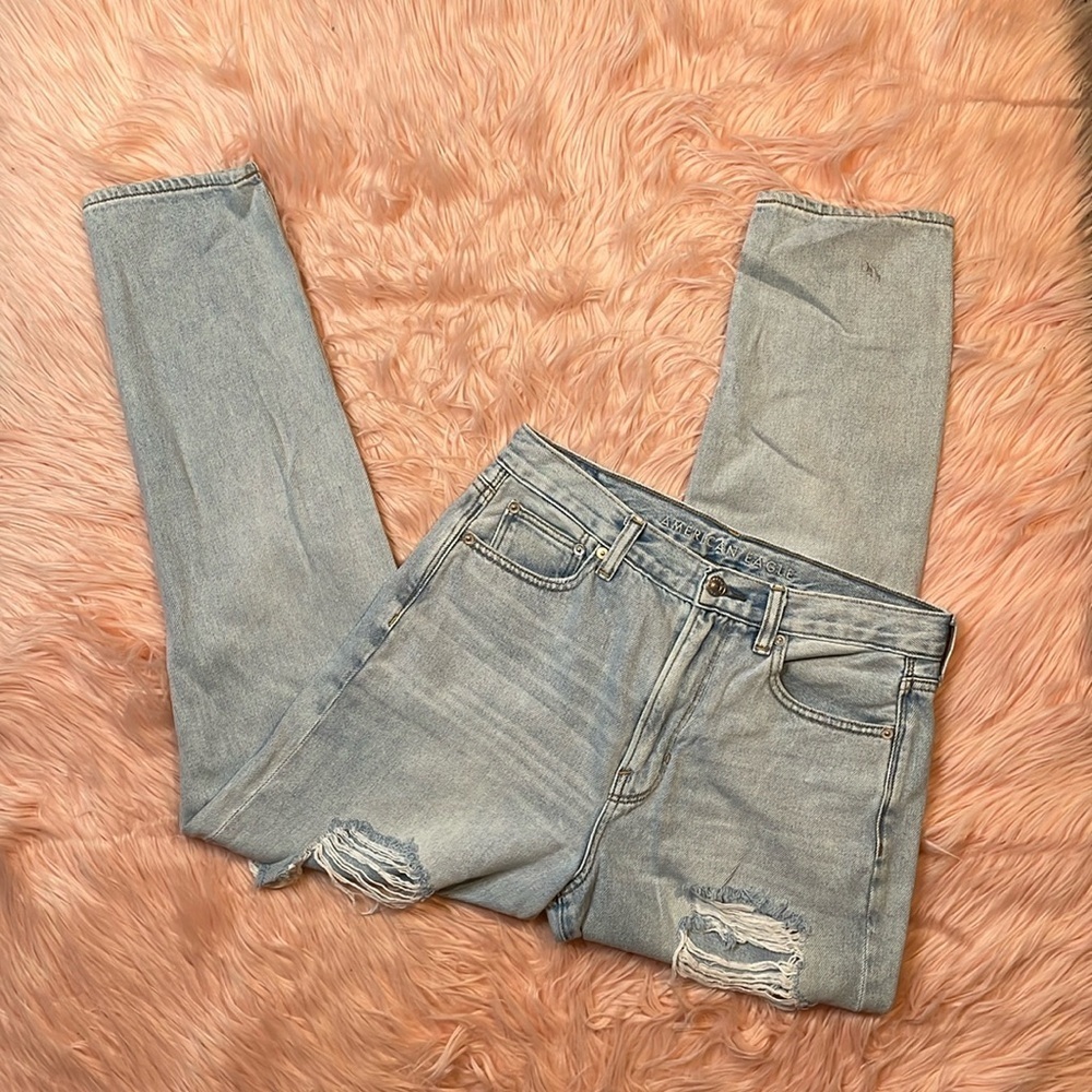 American Eagle Light Wash Distressed Mom Jean Size 6